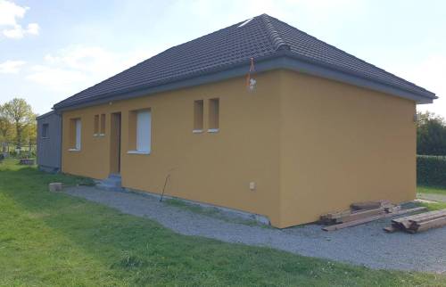 Vue sur la maison jaune avec rénovation fini 