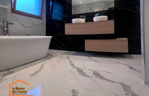 Salle de bain avec sol en marbre