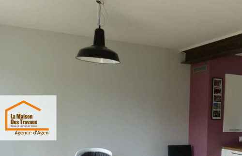 Détail sur la rénovation des murs et plafonds : teintes claires, finitions nettes, résultat professionnel.