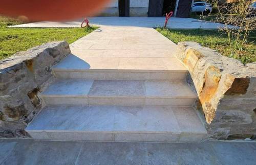 Escaliers rénovés dalles travertin La Maison Des Travaux Alès