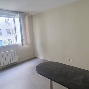 mobilier intégré et espace optimisé dans un studio à Grenoble – projet Emma Beale