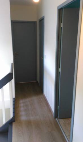 Rénovation peintures et sol en lames PVC  imitation bois couloir de l'étage