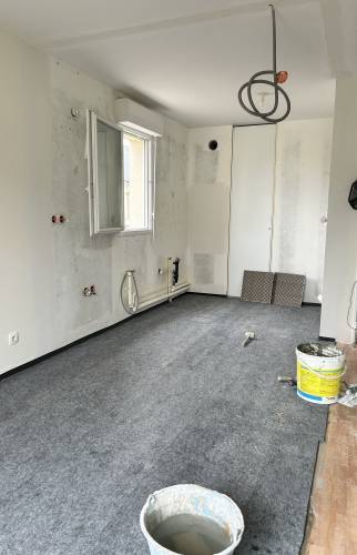 Travaux de rénovation du sol de la cuisine en cours La Maison Des Travaux Bruz