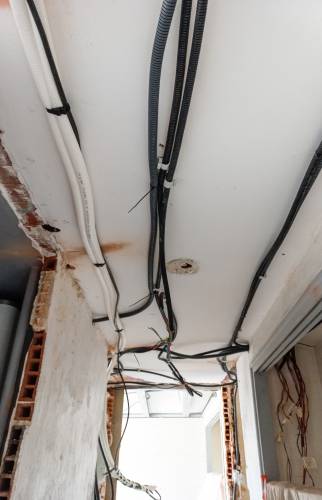 Passage réseaux alimentation électrique et liaisons frigorifiques pour climatisation