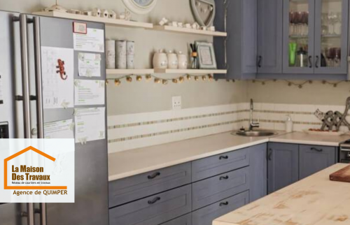 Une cuisine au charme breton modernisé, mise en valeur par La Maison Des Travaux Quimper – découvrez la transformation !