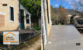 Avant / Après d’une terrasse extérieure proche de Fumel : Sandrine Férin, courtière La Maison Des Travaux Marmande, réalise une terrasse béton durable avec drainage performant pour protéger la maison de l’humidité.