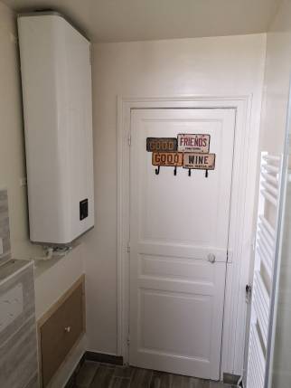 Ballon d'eau chaude sanitaire dans une salle de bain fraichement rénovée à Saint Quay Portrieux