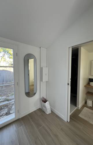 Un accès indépendant et une salle d'eau complètent la suite