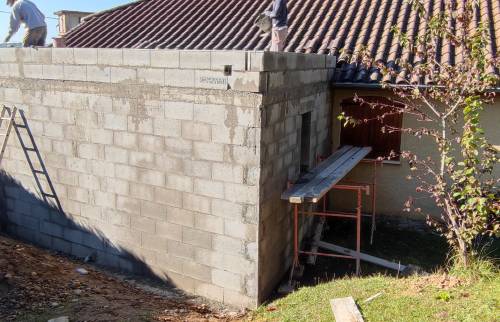 Élévation des murs du garage en parpaings