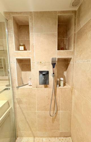 Rénovation complète d’une salle de bain moderne à Paris 17e