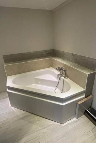 Salle de bain V - Baignoire d'angle- architecte 73, décorateur intérieur 73, peintre 73, carreleur 73, plaquiste 73, plombier 73, électricien 73