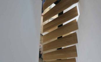 Installation d'un escalier en bois avec marches en chêne et limon central - Pornic 44210