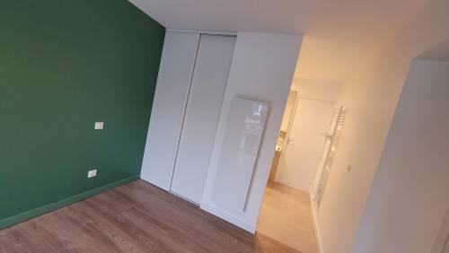 La chambre et la salle de douche