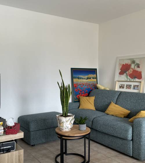 Des murs blancs, texturés, un salon propre et lumineux