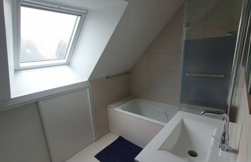 Installation de la nouvelle vasque et du miroir dans la salle d’eau