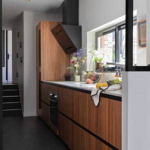 cuisine bois et noire contemporaine à Montrouge – rénovation intérieure par Yanna Williams, Projet Sukeru