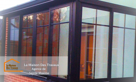 La base en briques est montée pour assurer une intégration parfaite avec la maison, tandis que la structure en aluminium prend forme.  