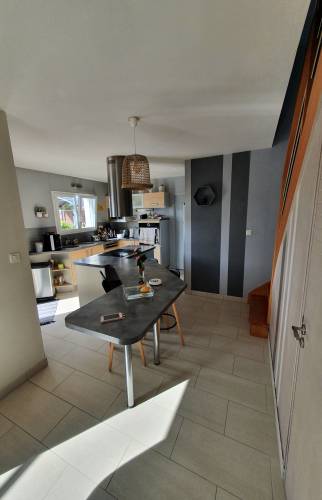 Cuisine obsolète avant rénovation à Pont-Péan - Vue 1