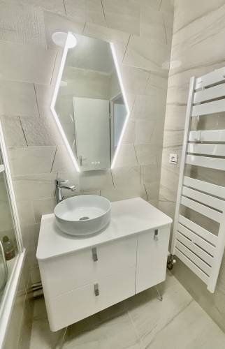 Rénovation salle de bain haut de gamme - beige et or