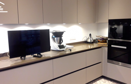 Nombreux meubles bas à tiroirs