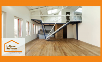 Aménagement d’un ancien dépôt en loft moderne et lumineux à Villeneuve-sur-Lot, avec parquet et mezzanine design. 