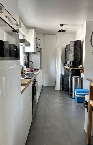 Cuisine rénovée après travaux rénovation d’appartement à Bruz par La Maison Des Travaux Bruz