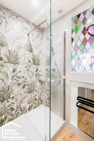 Faïence déco dans le fond de douche 