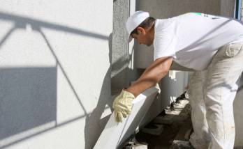 Artisan réalisant une isolation thermique par l'extérieur 