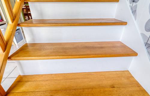 marches en bois et contre-marches peintes en blanc