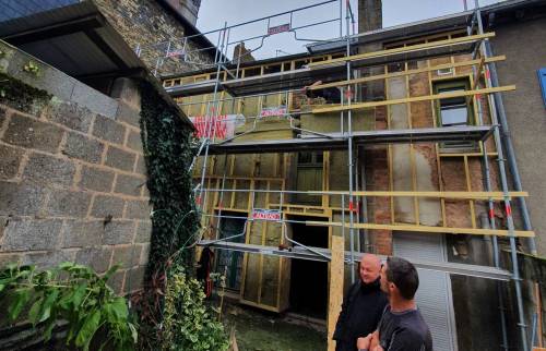 Rénovation en cours du bardage en Douglas