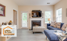 Salon rénové à Combrit : Les murs et plafonds rafraîchis apportent luminosité et élégance à cet intérieur cosy. Une rénovation signée La Maison des Travaux Quimper.
