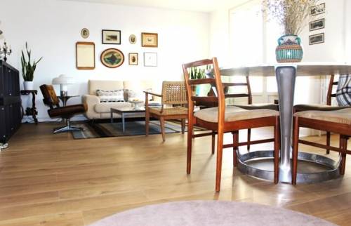 Rénovation salon vu sur canapé et baie vitrée