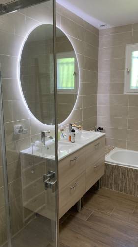 Meuble vasque et miroir dans une salle de bain rénovée - Montauban 82000
