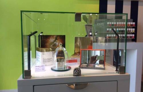 Aménagement d'une vitrine à Honfleur