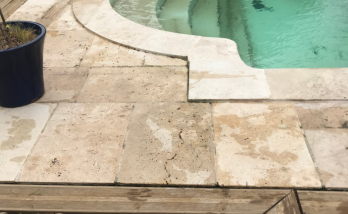 Construction piscine travertin