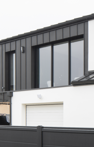 Surélévation d'une maison en bardage zinc anthracite à Vertou