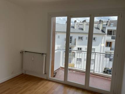 Le salon a été repeint et le parquet a été poncé