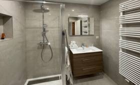 Salle de bain et son meuble-vasque