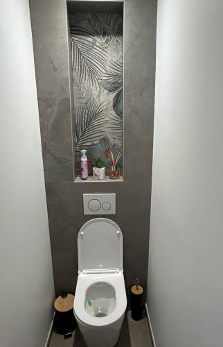 toilettes avec un design moderne et contemporain