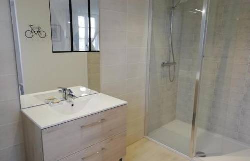 Aménagement salle d'eau avec souche à l'italienne et lavabo sur meuble vasque attenante chambre - Saint-Ouen L’Aumône – 95310 - -