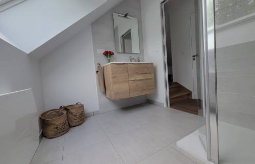 Salle de bain terminée – Un espace moderne sous les toits
