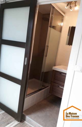 Installation d'une porte coulissante en verre dépoli