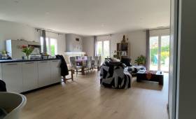 Installation d'un revêtement de sol stratifié imitation bois dans une maison rénovée - Montauban 82000