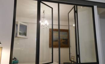 installation verrière atelier sur mesure avec vitrages amovibles pour déliumitation salon salle à manger pavillon à Marines (95640)