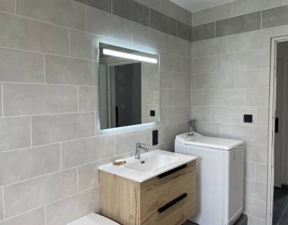 Miroir avec Led intégré au dessus d'un joli meuble vasque