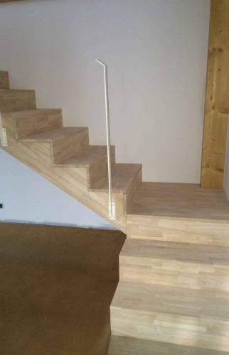 escalier en bois clair 