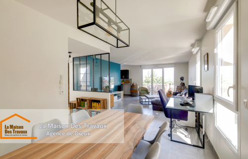 Vue d'ensemble de la pièce de vie ouverte avec des finitions soignées, un aménagement moderne et une belle luminosité.