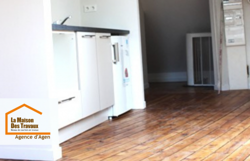 🍽️ Même dans des combles, une cuisine bien conçue peut offrir confort et esthétisme, comme cette kitchenette lumineuse sur parquet.