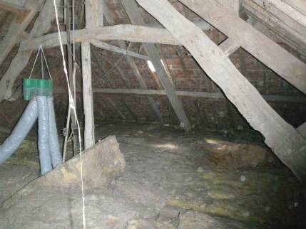 Combles d'une maison avant travaux à Caen