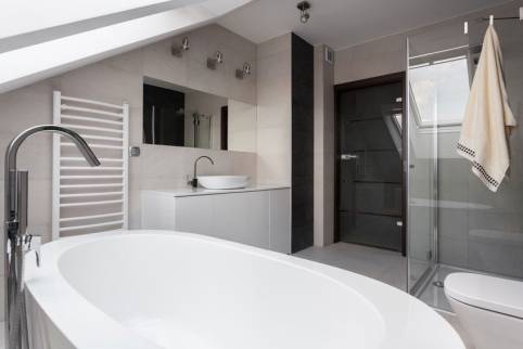 Aménagement de salle de bain sous toiture